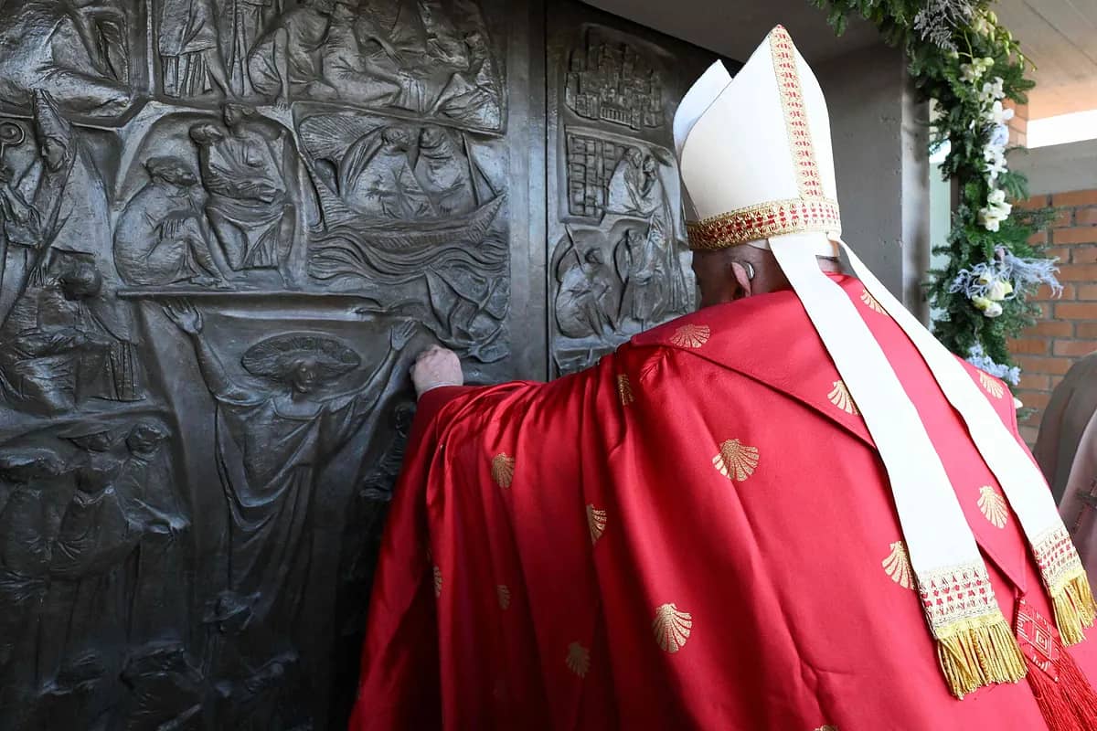 El Papa Francisco convierte en ‘basílica’ la prisión romana de Rebibbia para abrir la segunda Puerta Santa del Jubileo