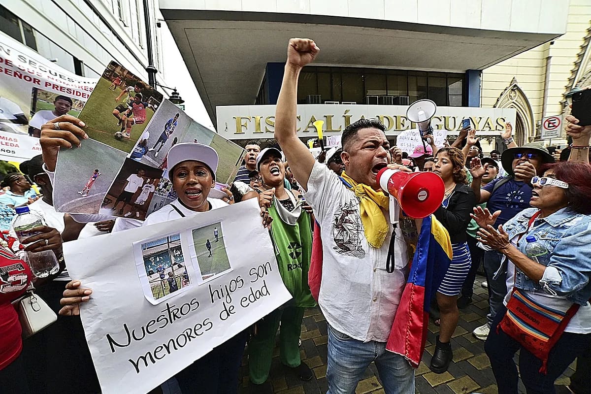 Los familiares de los chicos desaparecidos en Ecuador durante la identificación de los cuerpos: «No dormimos, no comemos, ya no tenemos vida»