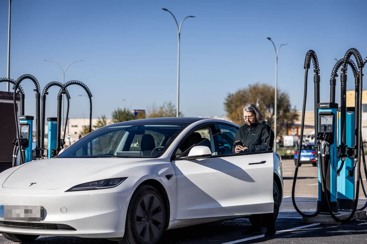 Por qué España vende pocos coches eléctricos: precios altos, desconfianza, bulos y ayudas que tardan