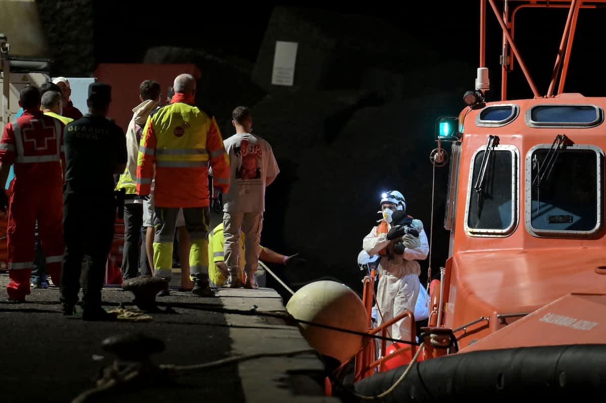 Un migrante fallece durante su rescate en helicóptero tras otra noche intensa de llegadas a Canarias