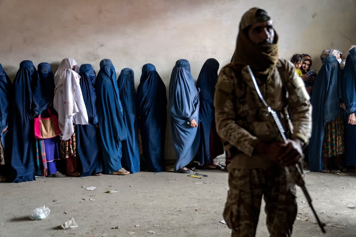 Los talibanes prohíben las ventanas con vistas a casas vecinas en las que vivan mujeres