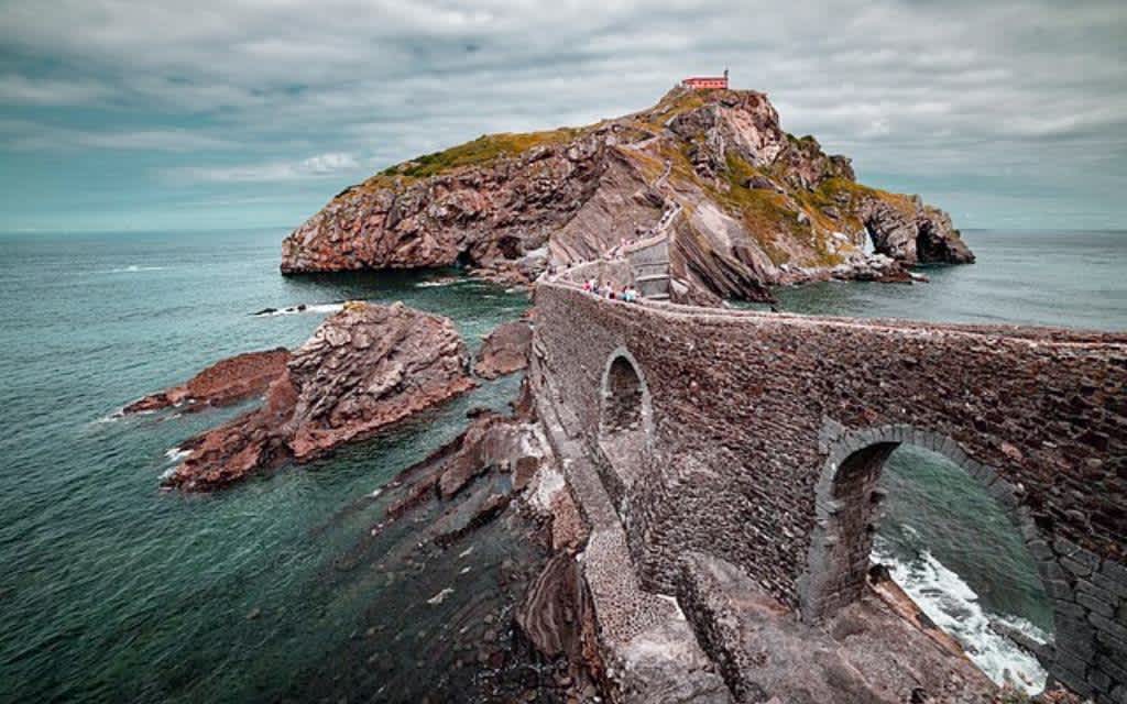 San Juan de Gaztelugatxe, el icónico castillo sobre el mar que se ilumina solo dos veces al año