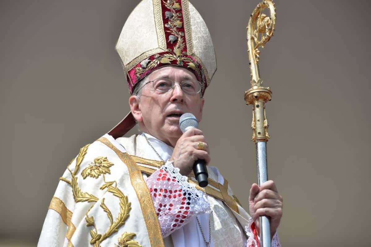 El cardenal Cipriani, acusado de pederastia, se enfrenta a la Iglesia peruana e insiste en su inocencia