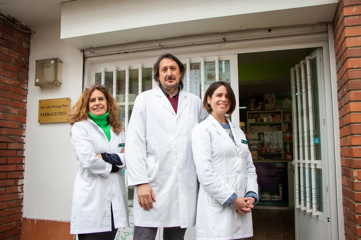 Farmacéuticos para curar la soledad en mayores: “Recogen la medicación, se desahogan, comentan problemas y alegrías”