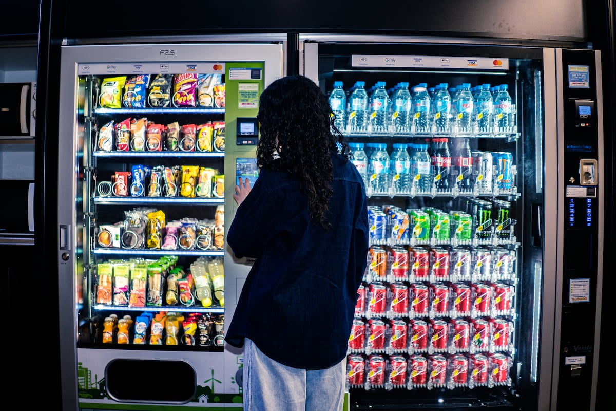 Consumo prohibirá la venta de bebidas azucaradas y energéticas y la bollería industrial en colegios e institutos