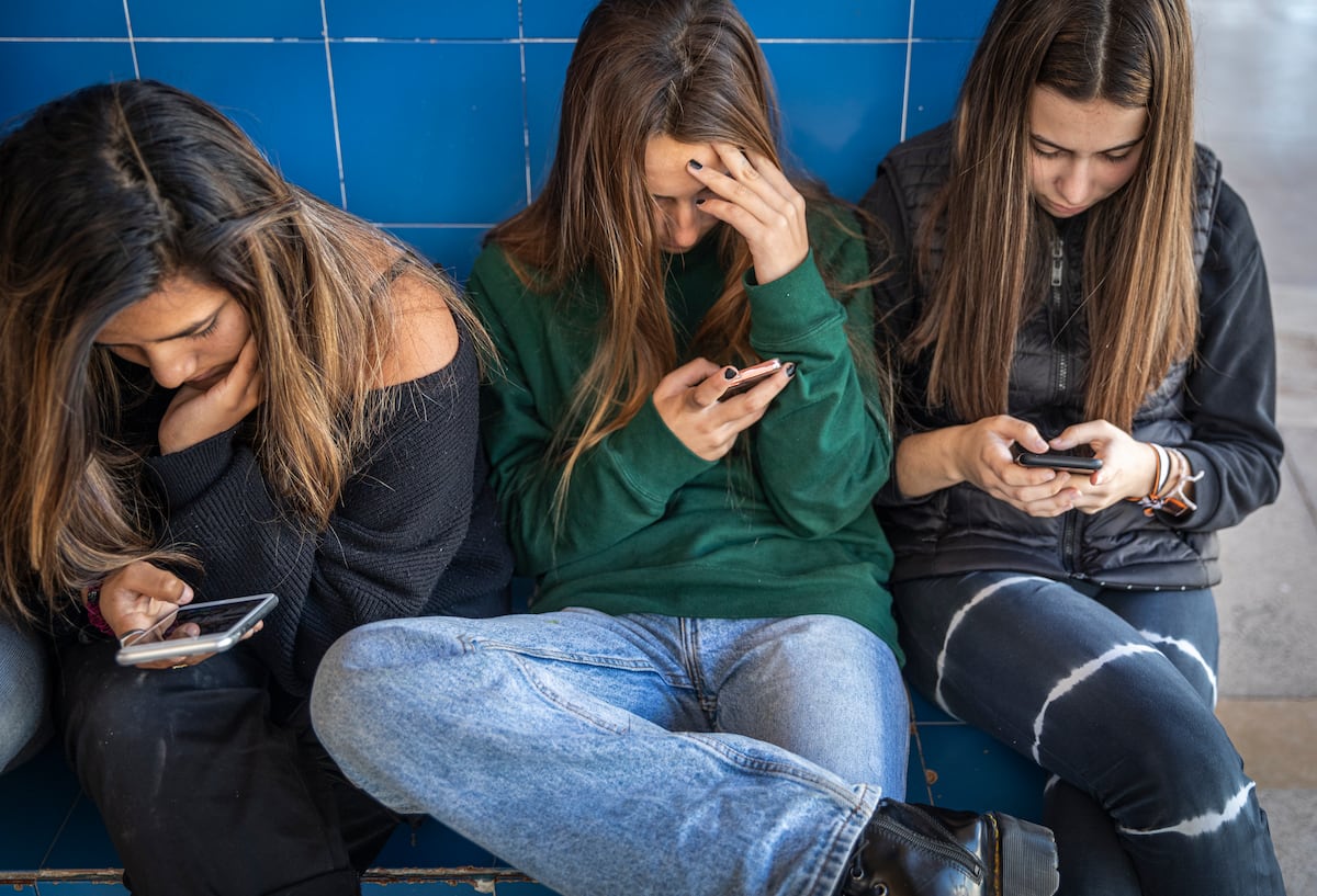 ¿Móviles en las escuelas? La ciencia lo deja claro