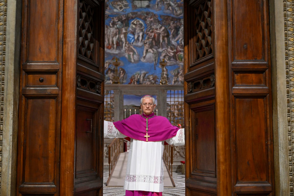 La fumata negra abre la pugna entre los favoritos del cónclave en una Iglesia dividida