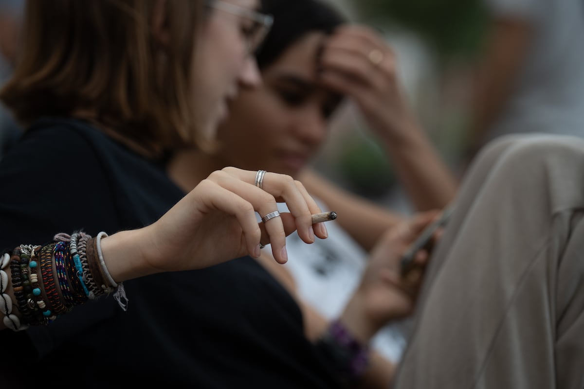 Sanidad quiere prohibir fumar en terrazas, vehículos comerciales, campus universitarios y zonas de ocio al aire libre