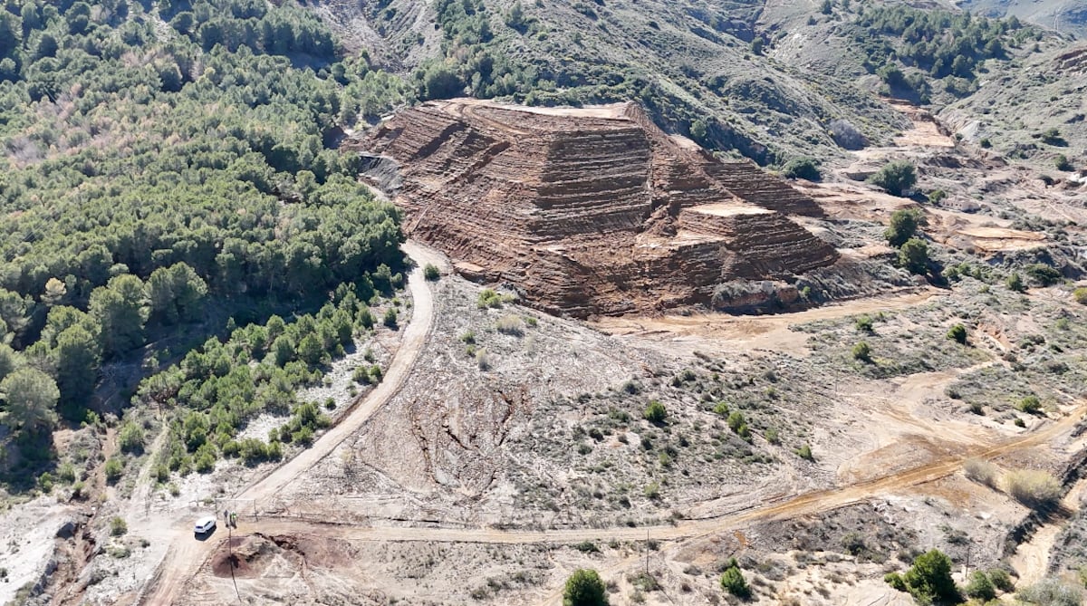 No son montañas: son toneladas de residuos mineros tóxicos que contaminan el mar Menor