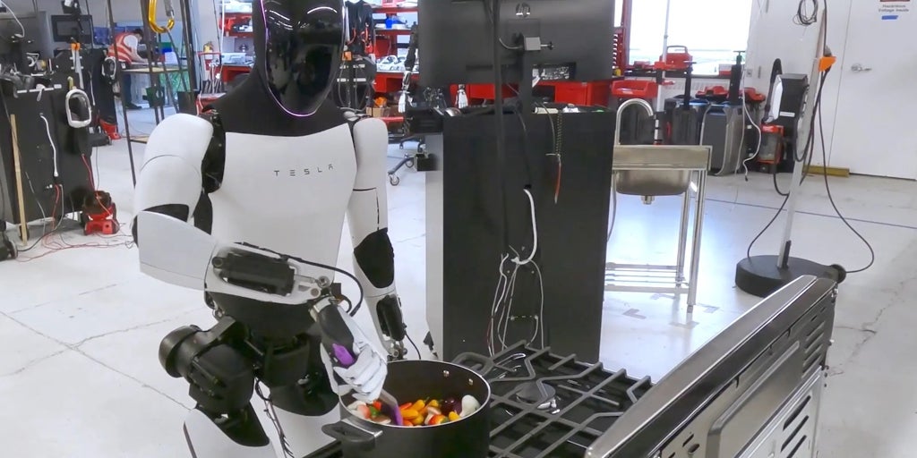 Optimus: el robot humanoide de Elon Musk ya baila, cocina, limpia y saca la basura