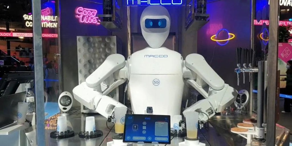 ¿De verdad llegará el día en que nos atiendan auténticos robots camareros?