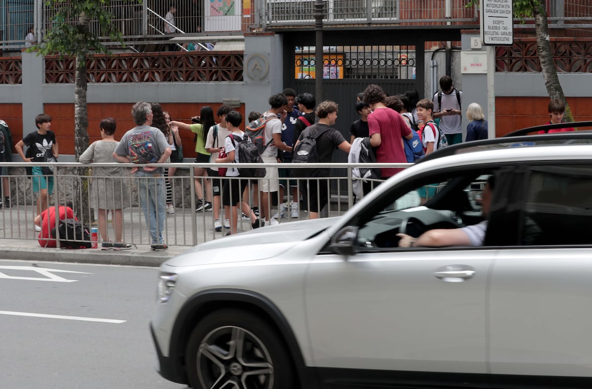 La altura de los coches crece medio centímetro al año y supone un riesgo para peatones y ciclistas, según un estudio