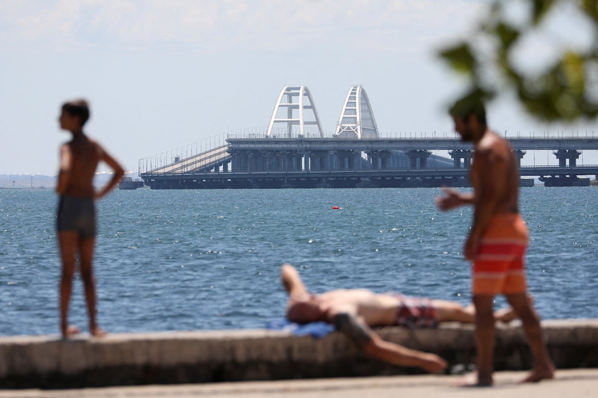 Ucrania golpea de nuevo a Rusia por sorpresa con un ataque al puente de Crimea