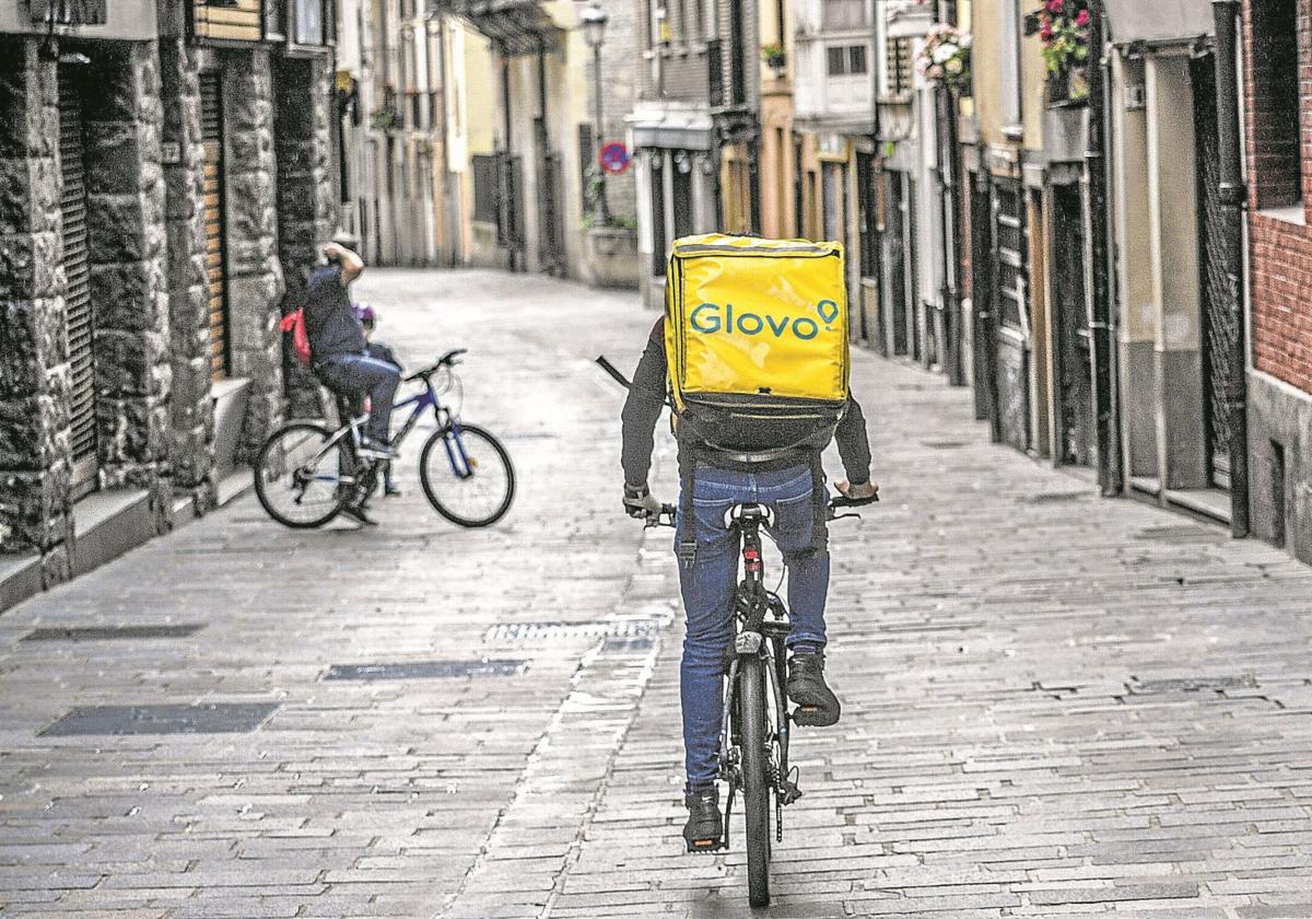 Bruselas multa con 329 millones a Delivery Hero y Glovo por formar un cártel en el reparto de comida