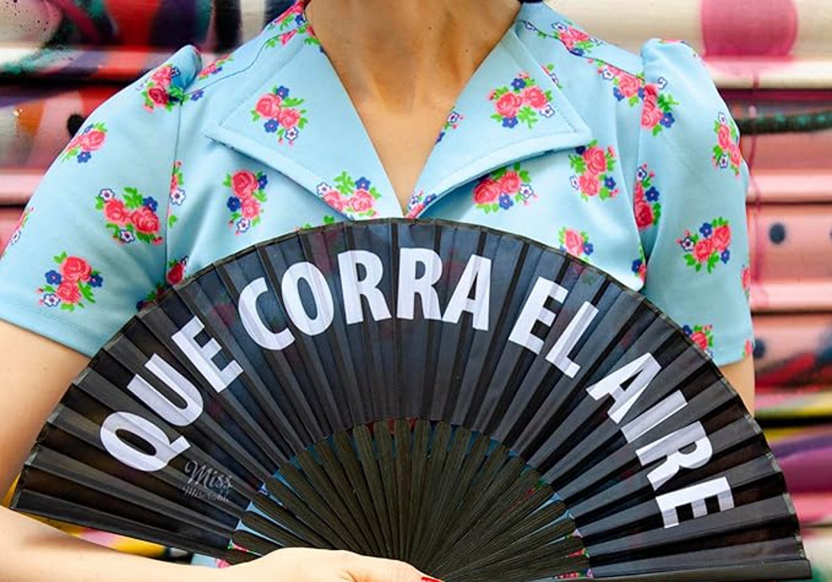 Mucho estilo, algo de humor y nada de calor, con estos prácticos abanicos