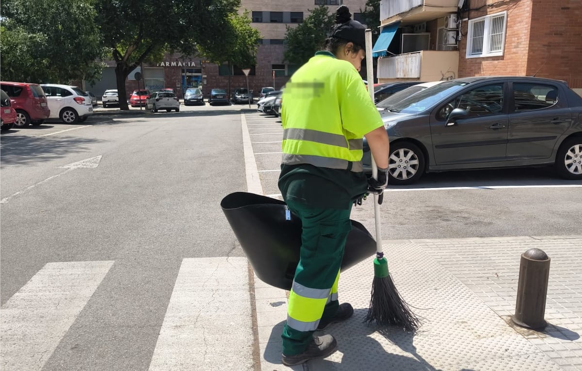 Una barrendera impulsa una campaña para regular por ley el trabajo al aire libre con temperaturas extremas