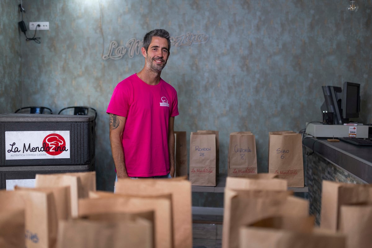 Nacho Garro, el exfutbolista que sirve la comida post partido a los jugadores de Primera: del bocadillo revenido al poke