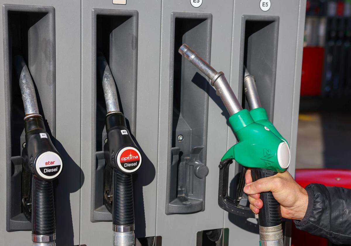 Los conductores afrontan la operación salida del puente de agosto con los carburantes en mínimos del verano