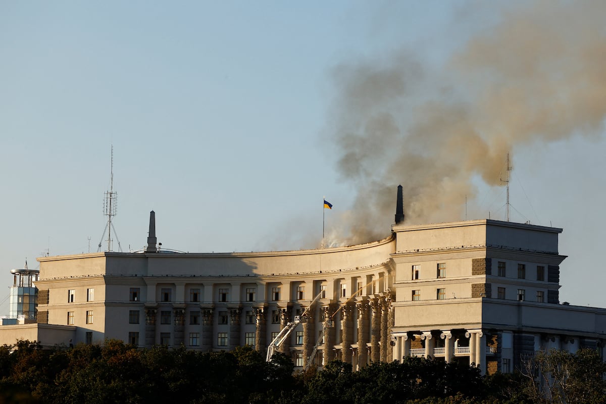 Rusia lanza su mayor ataque con drones en la guerra y alcanza por primera vez un edificio del Gobierno ucranio en Kiev