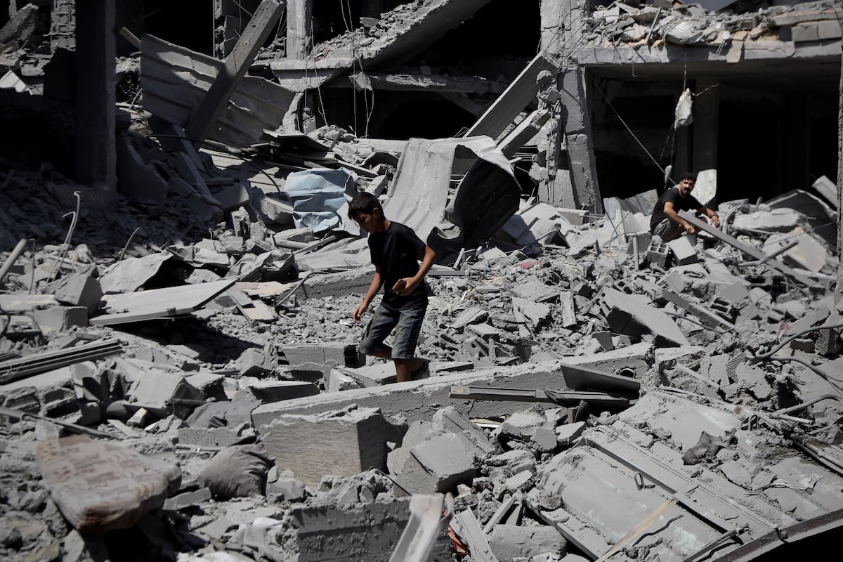 Israel insta a los últimos habitantes de Ciudad de Gaza a desplazarse a una supuesta “zona humanitaria” que está destruida y colapsada