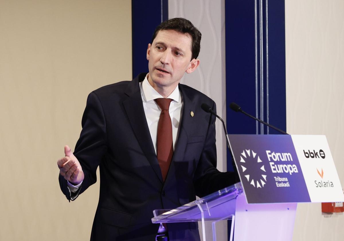 El consejero de Hacienda reivindica en Bruselas el modelo financiero vasco