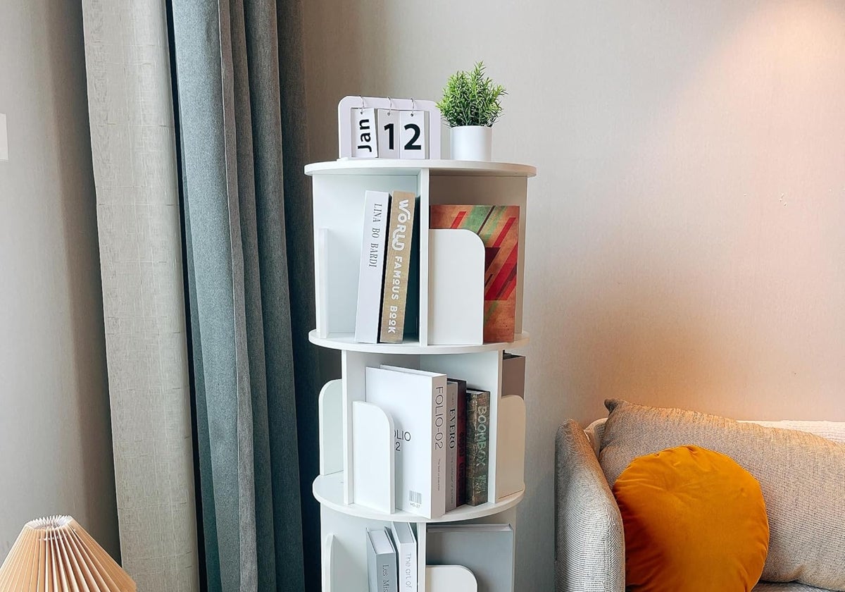 Organiza tu biblioteca con estilo con estas prácticas estanterías giratorias para libros