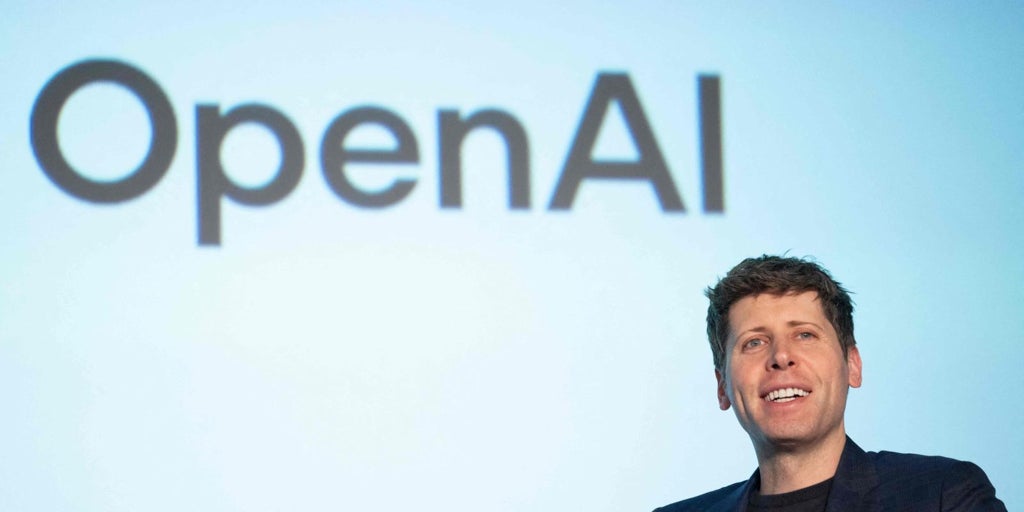 OpenAI ya compite con Google y TikTok: ahora se prepara para enfrentarse a Amazon y Apple