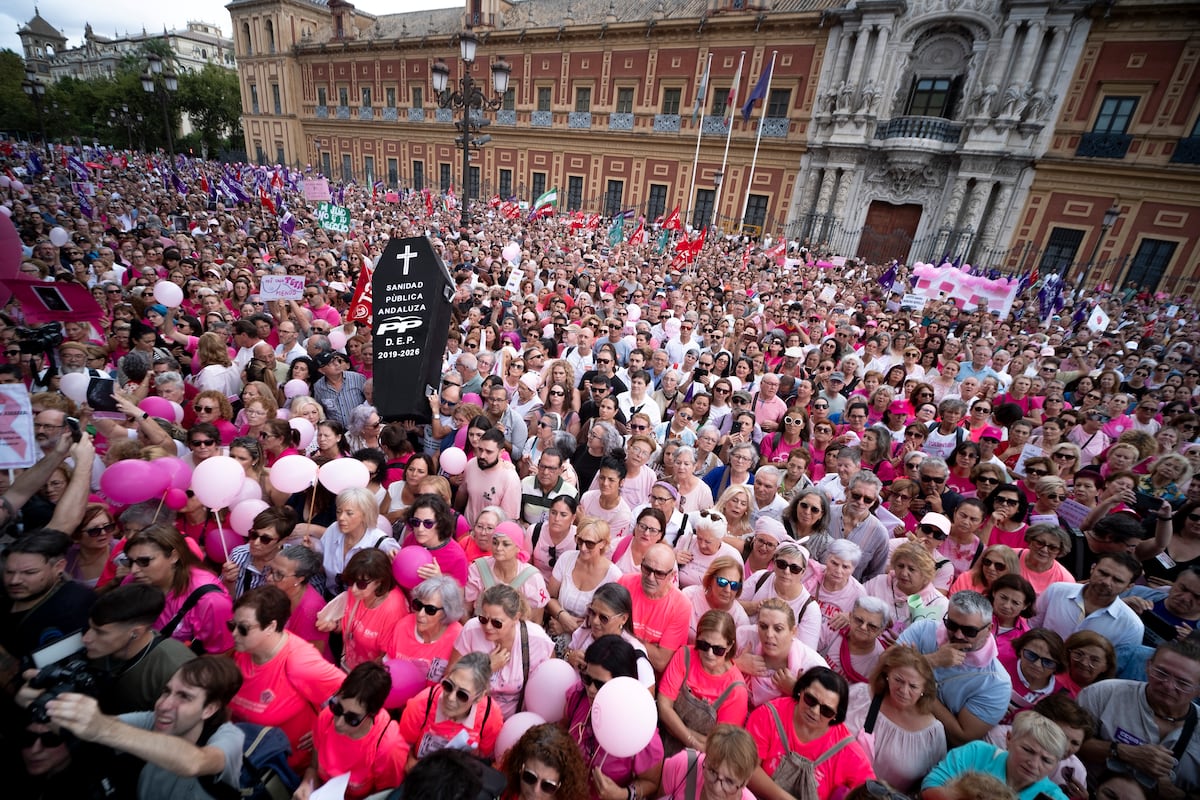 Miles de personas claman en Sevilla por la gestión de los cribados de cáncer: “No somos nada para ellos”