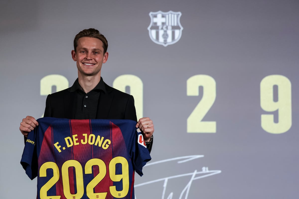 Frenkie De Jong resiste las embestidas del Barcelona y firma hasta 2029