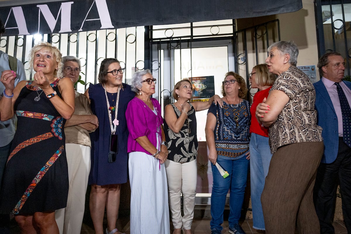 Decenas de mujeres se unen para llevar a la justicia el escándalo de las mamografías en Andalucía: “No se puede jugar con sus vidas”