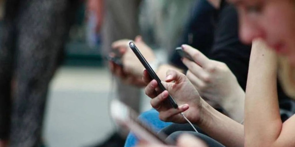 Una menor demanda a la IA que sus compañeros de clase usaron para ‘desnudarla’ sin permiso