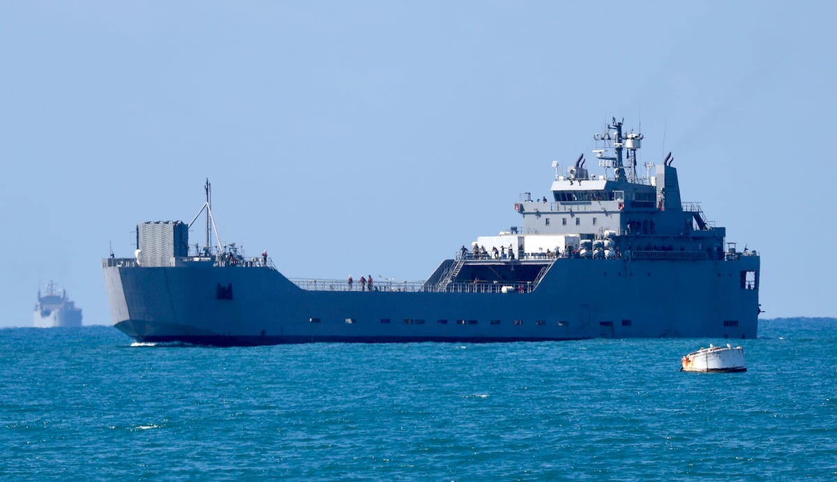 El barco de la Marina israelí con los miembros de la flotilla detenidos llega al puerto de Ashdod