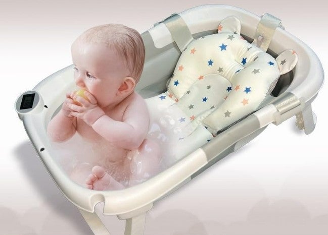 Ahorra espacio y gana tranquilidad con esta bañera plegable para bebé con termómetro y cojín seguro