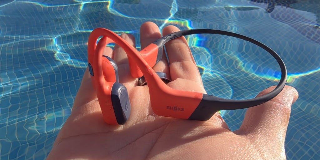 Probamos los OpenSwim Pro: unos auriculares con Bluetooth para usar en la piscina