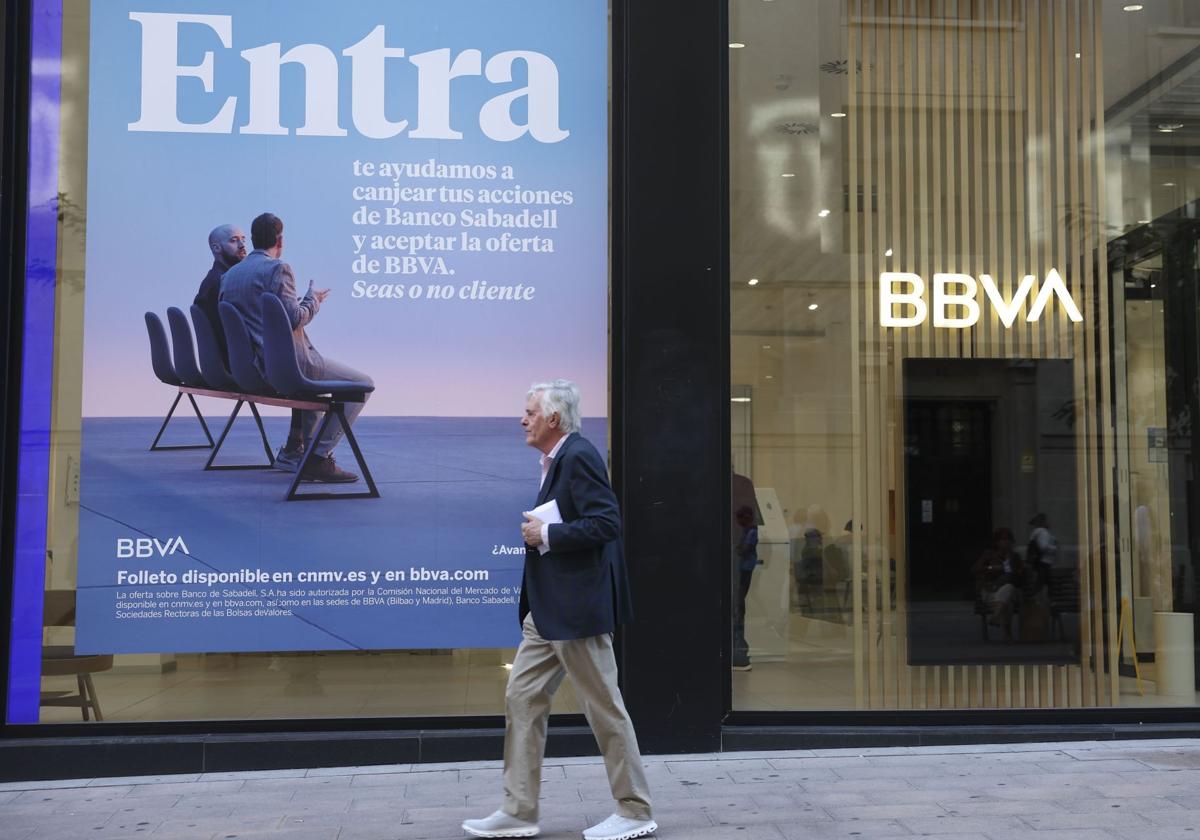 BBVA y Sabadell se denuncian mutuamente ante la CNMV por malas prácticas en el canje de la OPA
