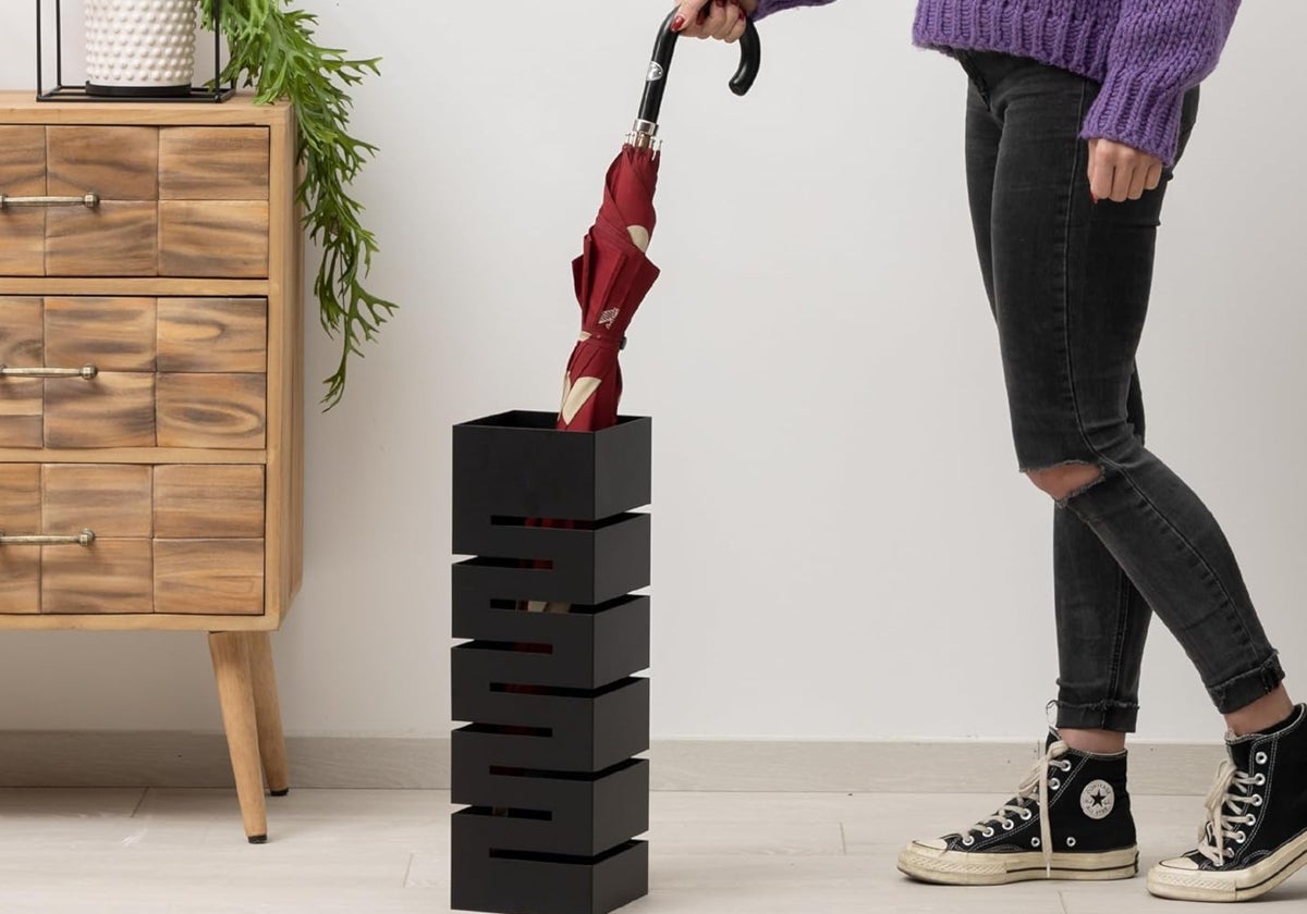 Estos paragüeros decoran, ordenan y evitan charcos en el suelo los días de lluvia