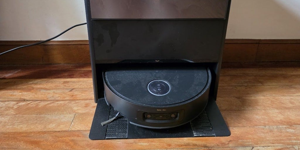 Probamos el Aqua10 Ultra: el robot que sube escaleras, aspira, friega y se limpia solo