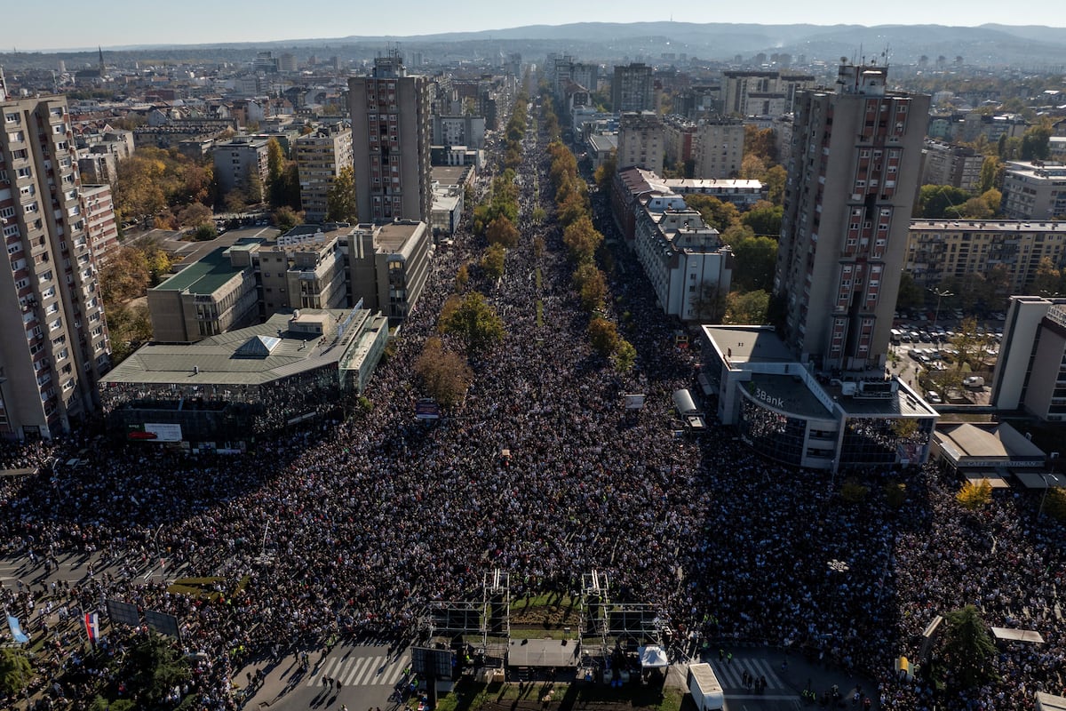 El año de protestas en Serbia contra el Gobierno de Vucic desemboca en una gran manifestación: “Ya no hay marcha atrás”