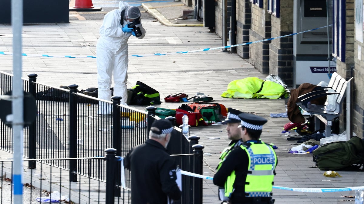 La policía descarta el móvil terrorista en el ataque registrado en un tren al norte de Londres