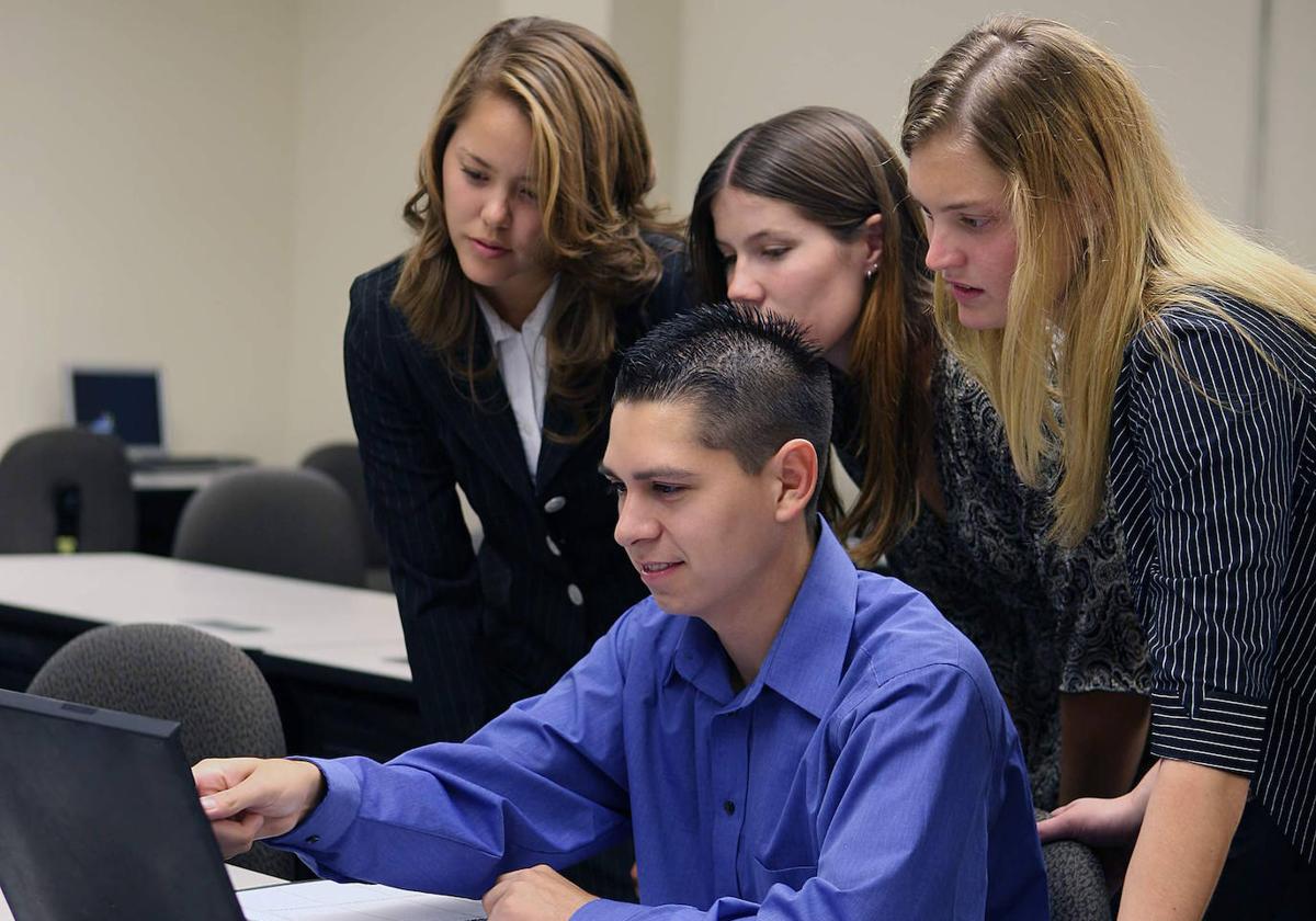 El Gobierno aprueba este martes el estatuto del becario sin visos de superar el Congreso