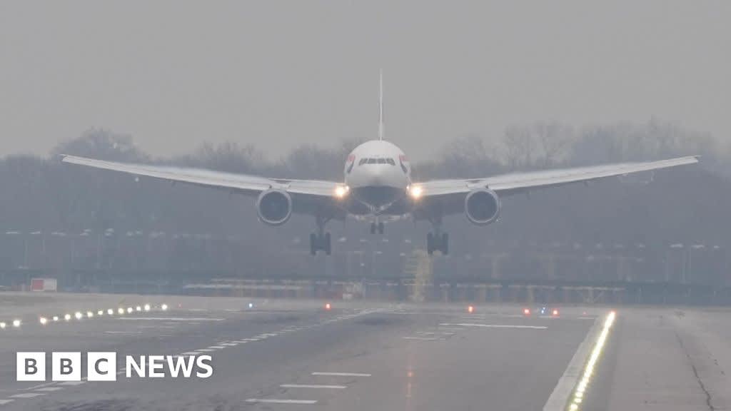 UK flights continue to face disruption due to fog