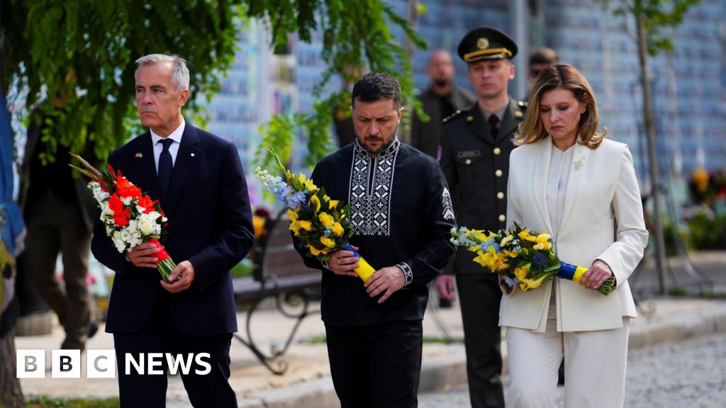 Zelensky vows to continue fighting as Ukraine marks independence day